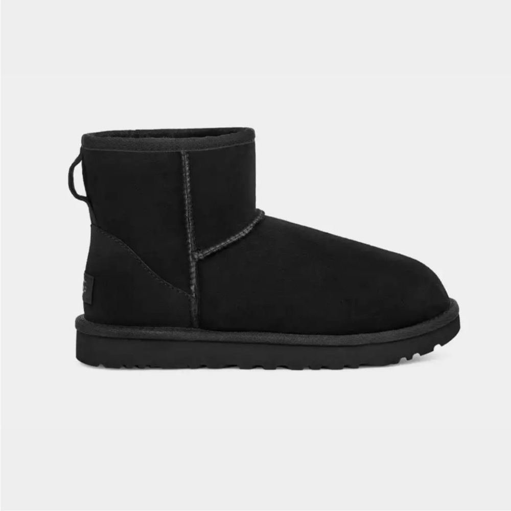 NWOT UGG MINI CLASSIC BOOT